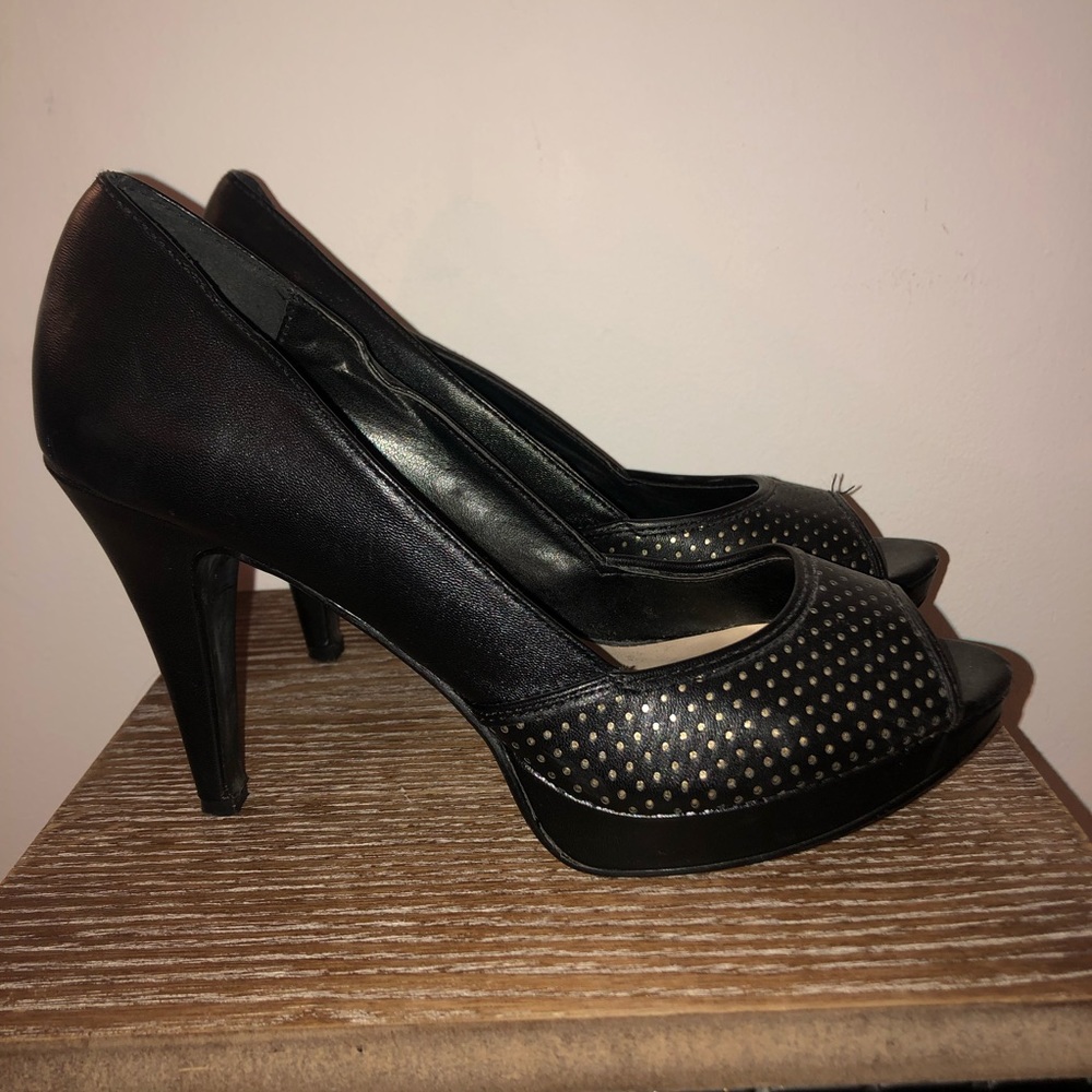 Wmns DEREK HEART Black/Gold Sz 7 Open-toed Pumps